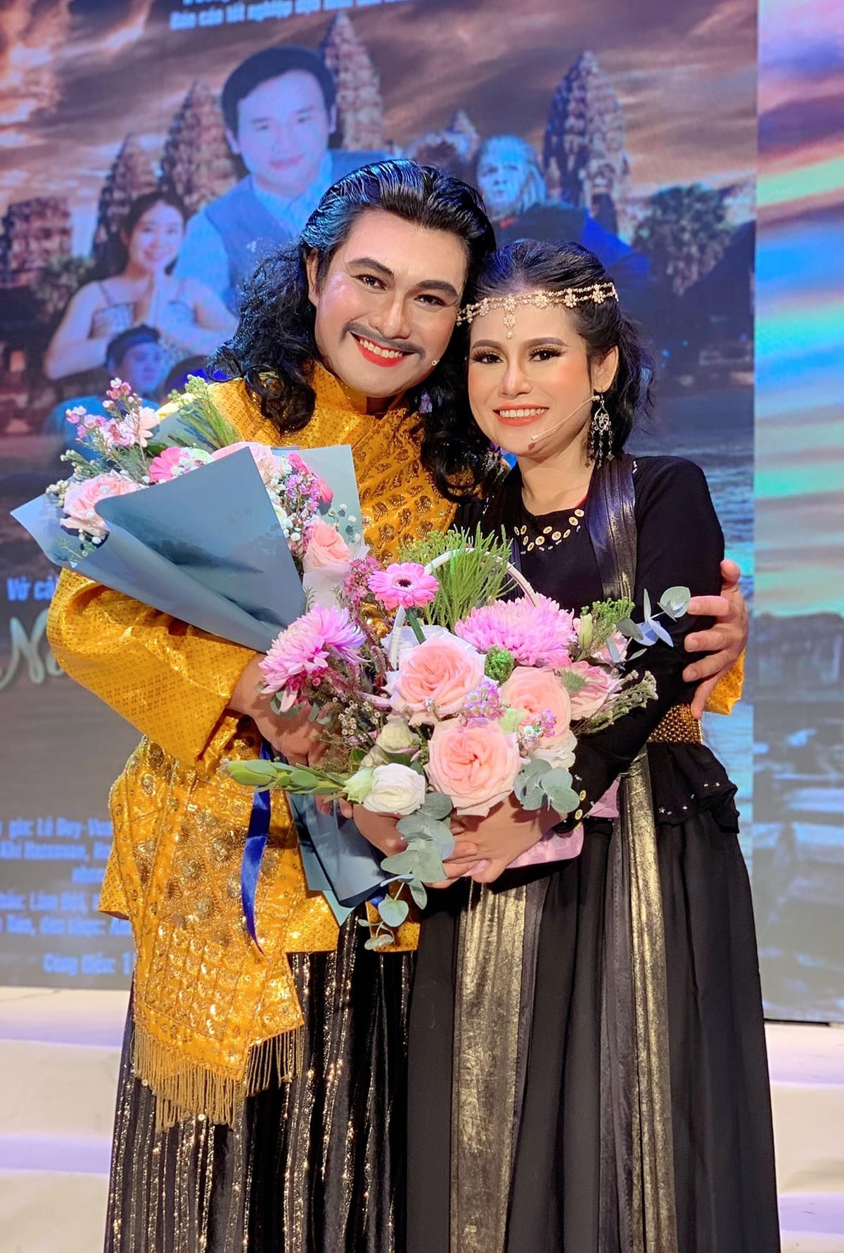 Lê Duy sánh vai cùng đồng nghiệp tại nhà hát Tây Đô. 