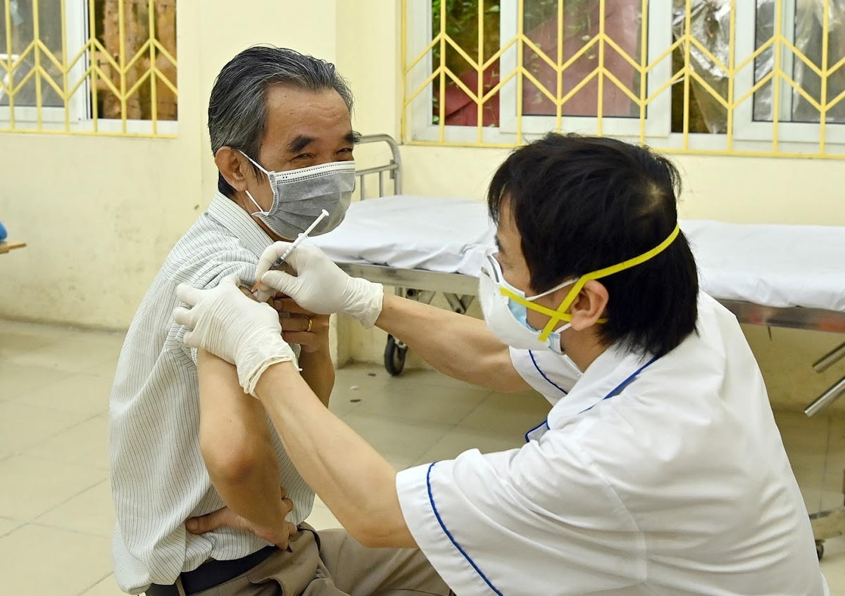 Tiêm vaccine phòng Covid-19 cho người cao tuổi. Ảnh: Quang Vinh.