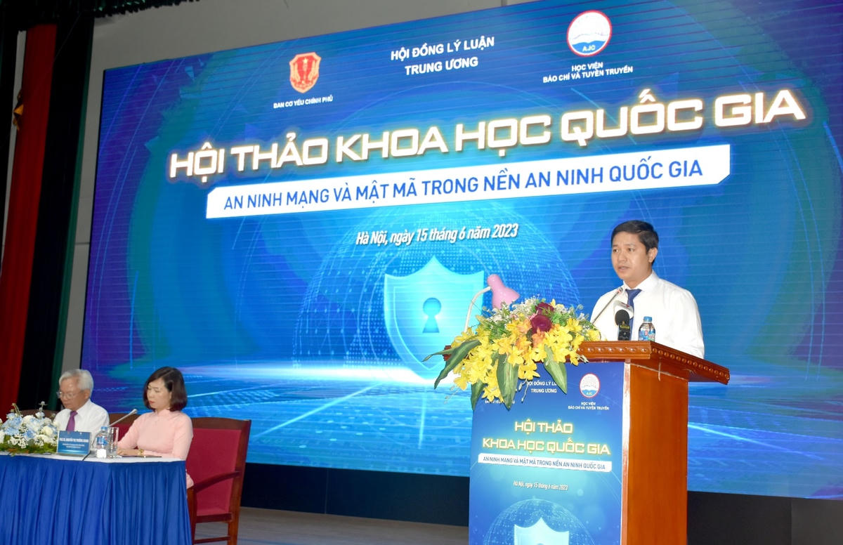 TS. Nguyễn Hữu Hùng, Phó Trưởng ban Ban Cơ yếu Chính phủ phát biểu khai mạc Hội thảo.