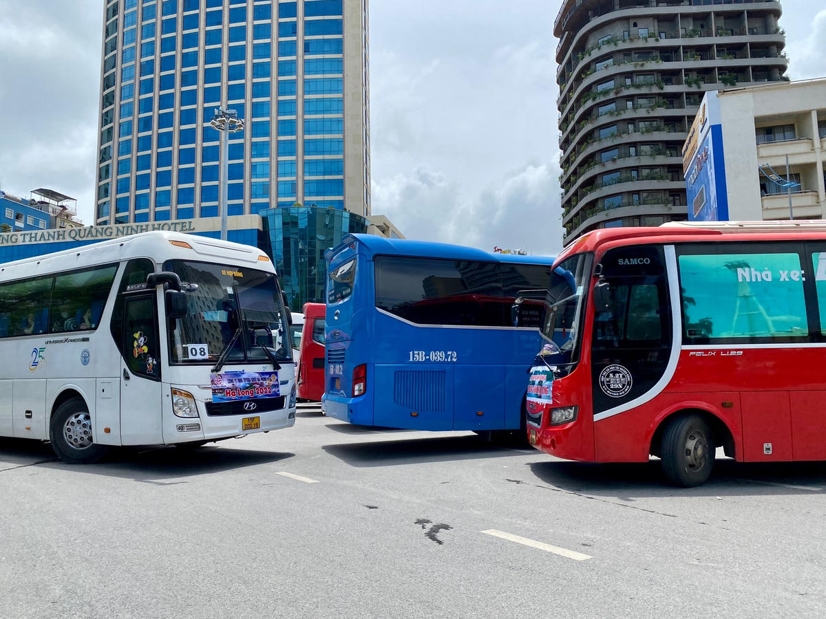 Hai xe du lịch cỡ lớn "bất lực" nhìn nhau giữa dòng xe tấp nập tại nút giao này.