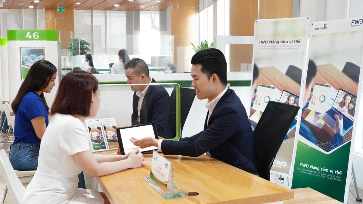 Tư vấn bảo hiểm cho khách hàng. Nguồn: Vietcombank.