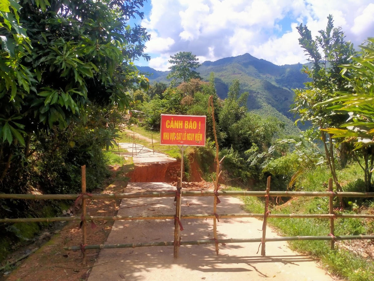 Một xóm biên giới bị cô lập vì đường 'gãy đôi'