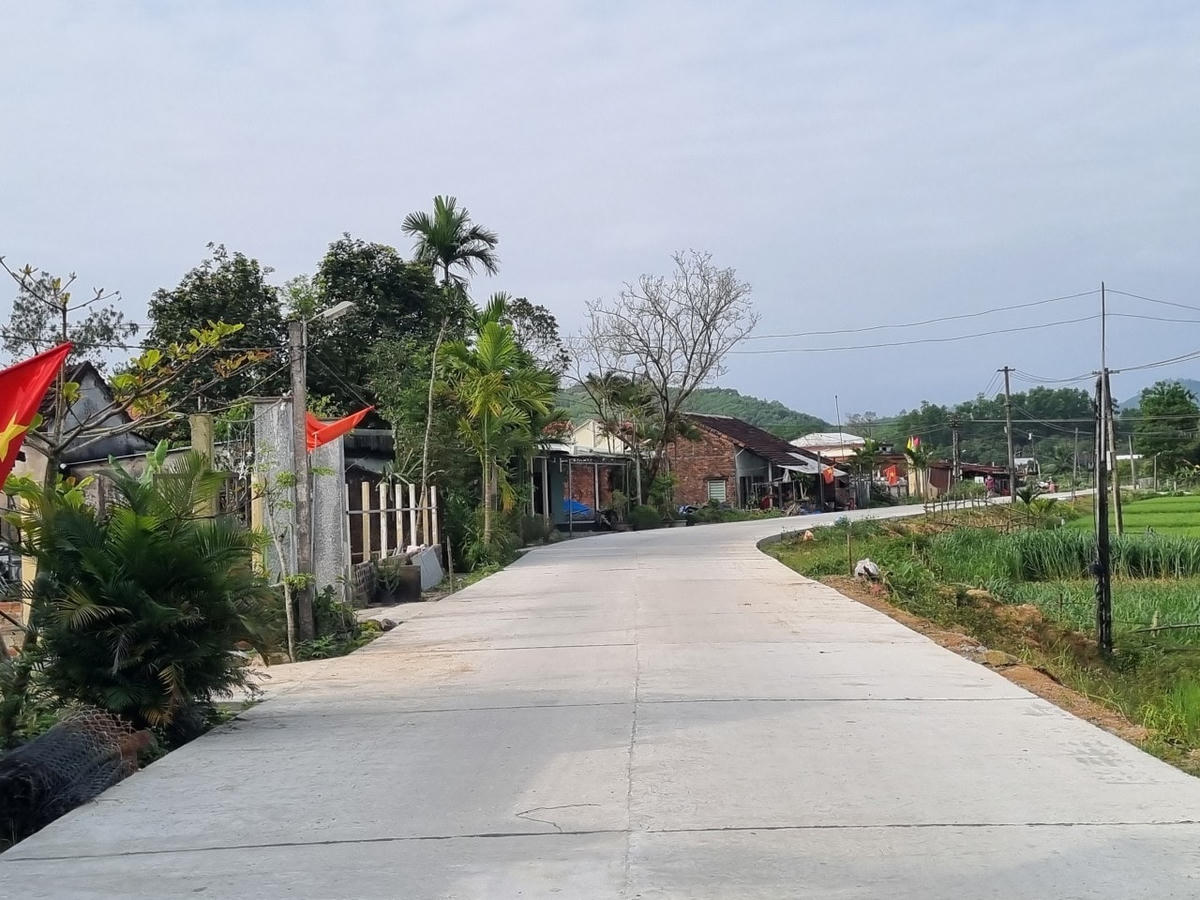 Đường mới sạch đẹp nhưng chỉ xây dựng được 200m.