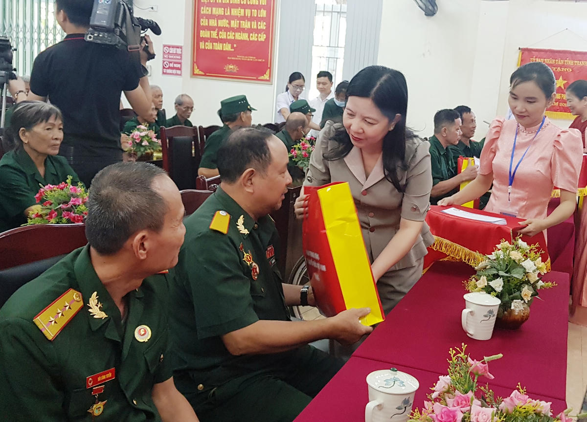 Tại buổi lễ, bà Phạm Thị Thanh Thủy, Chủ tịch Ủy ban MTTQ, Trưởng ban Dân vận tỉnh Thanh Hóa cũng trao tặng Trung tâm Chăm sóc, nuôi dưỡng người có công và các thương, bệnh binh, người có công với cách mạng những suất quà tri ân, ý nghĩa. Ảnh: Nguyễn Chung.