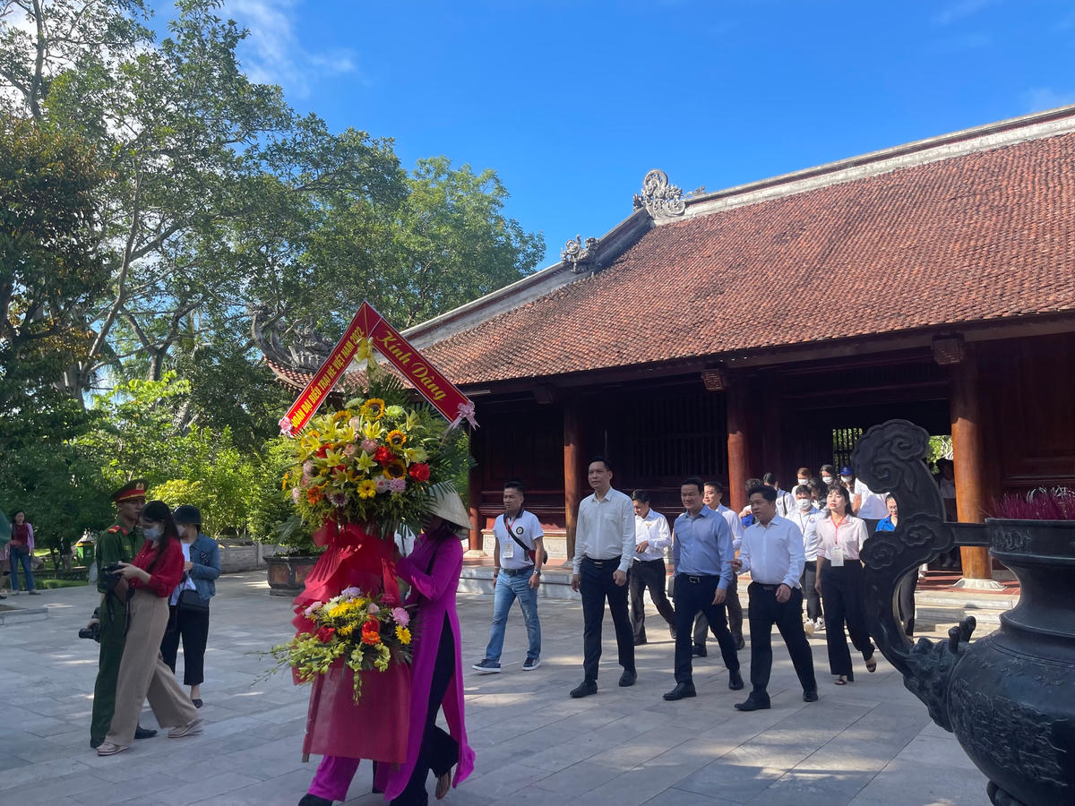 Ông Mai Phan Dũng, Phó Chủ nhiệm Uỷ ban VNVNONN và ông TRần Khánh Thục giám đốc Sở Ngoại vụ Nghệ An dẫn đầu đoàn đại biểu dâng hoa khu di tích Kim Liên