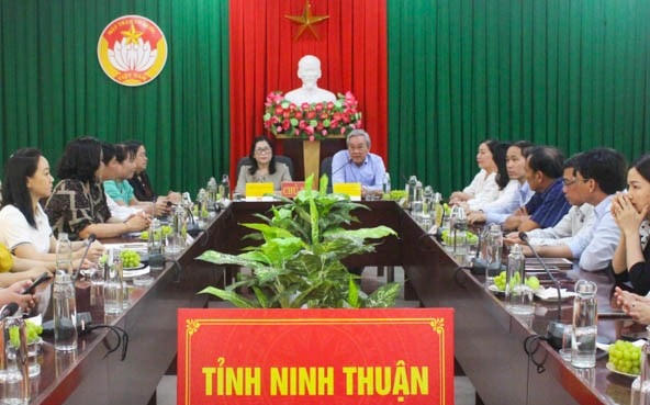 Ông Lê Văn Bình, Chủ tịch Ủy ban MTTQ Việt Nam tỉnh Ninh Thuận tiếp đoàn công tác của Ủy ban MTTQ Việt Nam tỉnh Bình Thuận.
