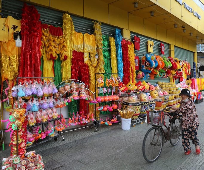 Cùng với các cơ sở sản xuất đầu lân, thời điểm này tại các tuyến đường trung tâm thành phố Huế như đường Trần Hưng Đạo, Hùng Vương..., nhiều cửa hàng cũng bày bán các sản phẩm phục vụ Tết Trung thu.