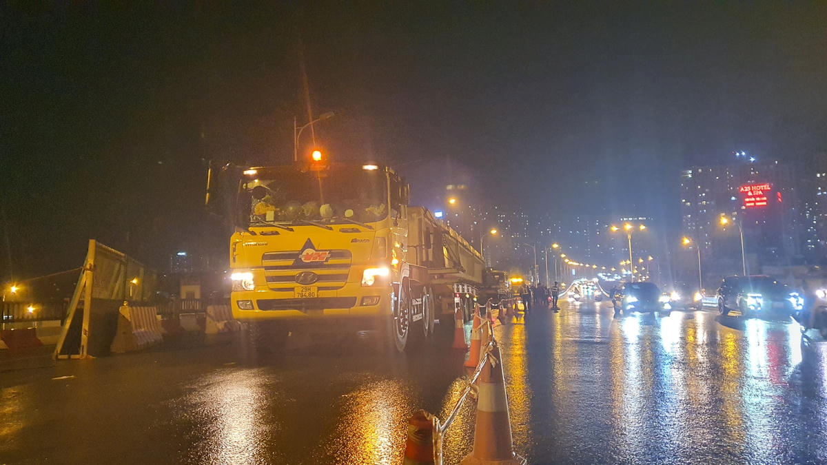 Xe vận chuyển dầm chuyển hướng từ Cầu Vĩnh Tuy xuống đường Đàm Quang Trung, tiến hành cấm tạm thời các phương tiện lưu thông trên cầu Vĩnh Tuy (chiều từ cầu Vĩnh Tuy xuống đường Đàm Quang Trung).