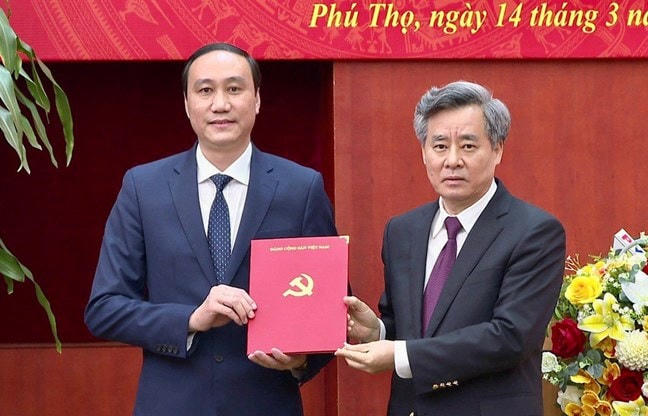 Thừa ủy quyền của Ban Bí thư và phân công của Trưởng Ban Tổ chức Trung ương, ông Nguyễn Quang Dương, Ủy viên BCH Trung ương Đảng, Phó Trưởng Ban Tổ chức Trung ương trao quyết định cho tân Phó Bí thư Tỉnh ủy Phùng Khánh Tài.