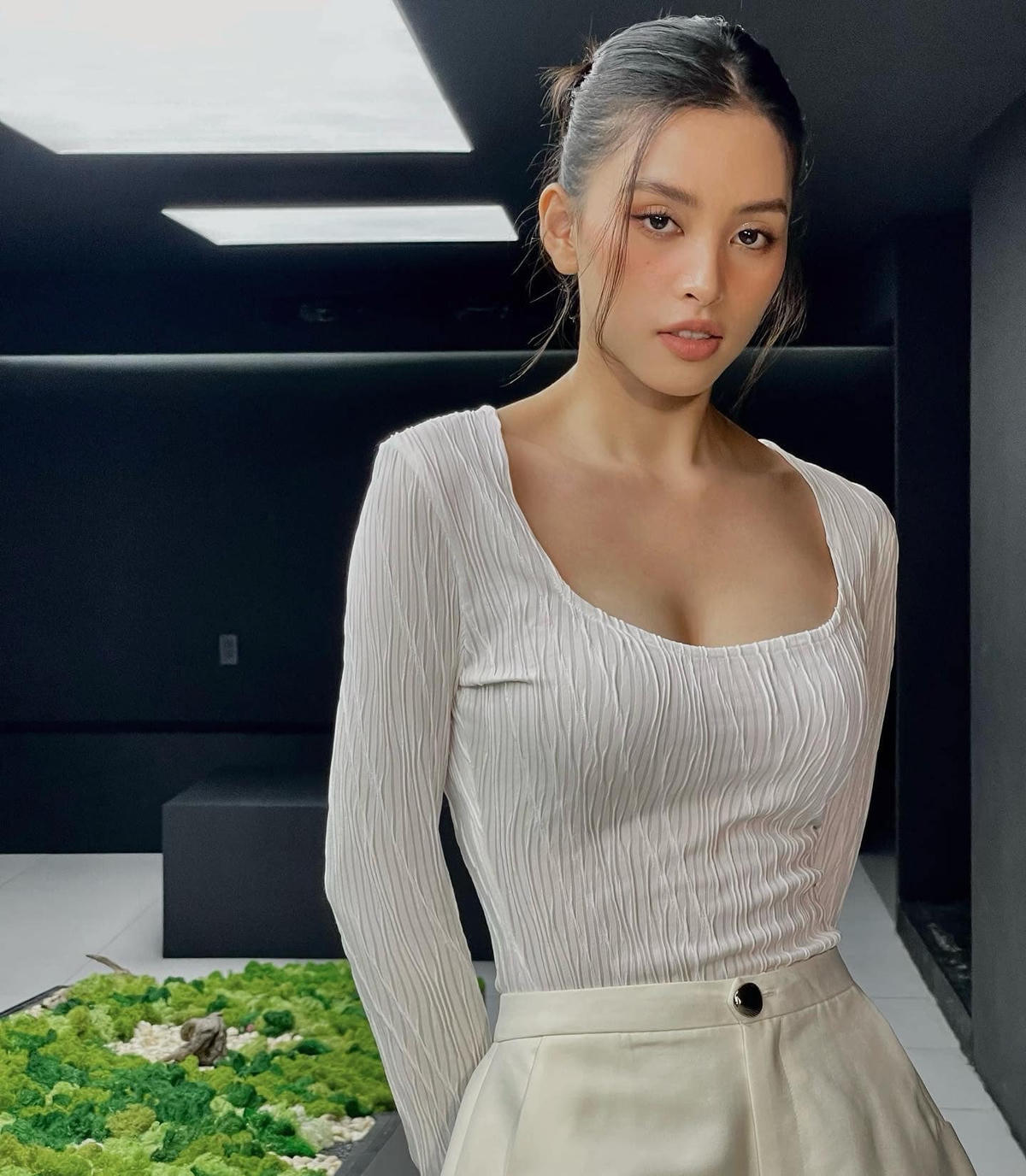 Năm 2022 vừa qua Tiểu Vy được nhận xét là mỹ nhân nổi bật trong nhiều vai trò gồm người mẫu, đóng phim, làm giám khảo các cuộc thi nhan sắc.