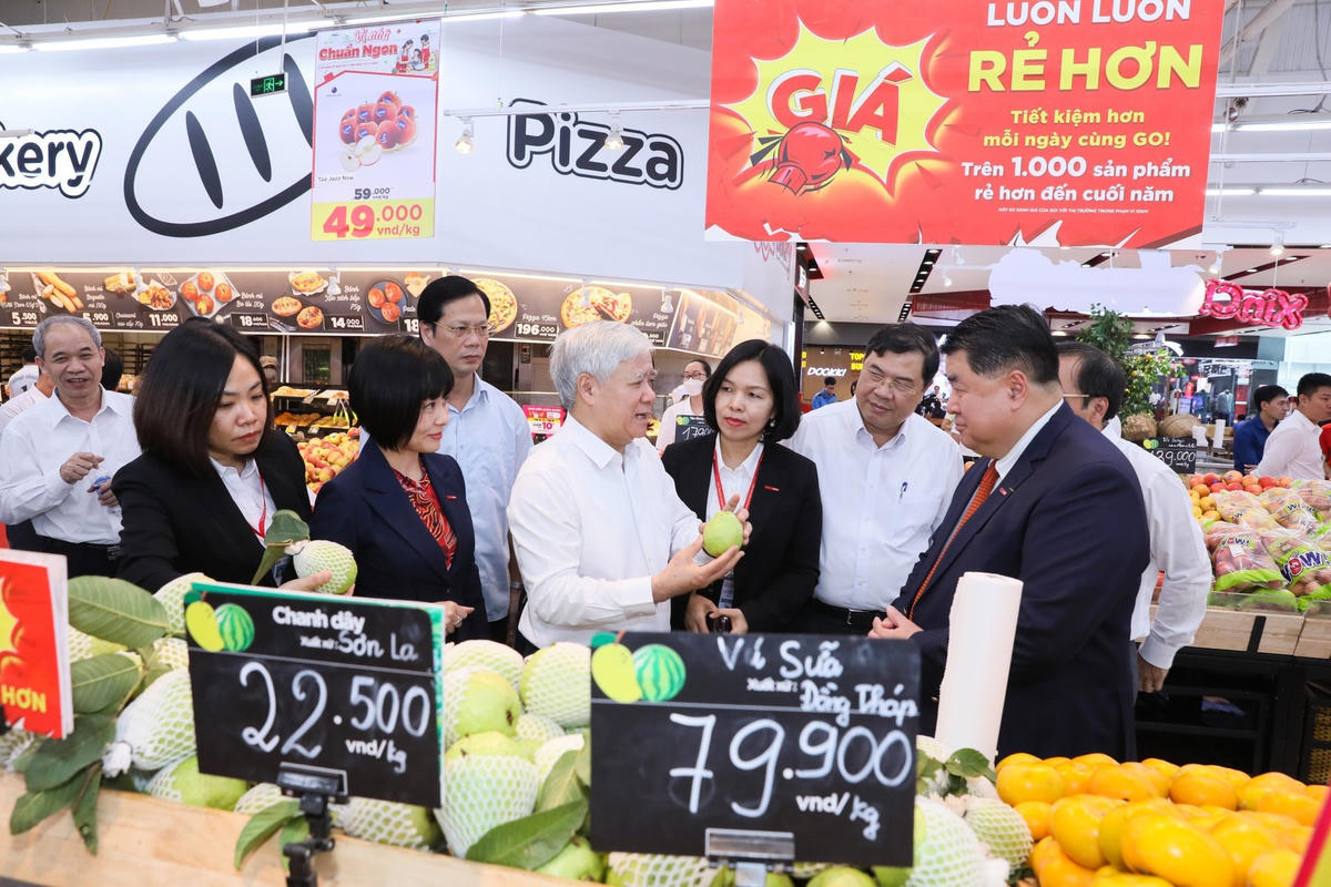 Bí thư Trung ương Đảng, Chủ tịch UBTƯ MTTQ Việt Nam Đỗ Văn Chiến, Trưởng ban Chỉ đạo Trung ương CVĐ "Người Việt Nam ưu tiên dùng hàng Việt Nam" khảo sát thực tế tại siêu thị Go, TP Nam Định. Ảnh: Quang Vinh.