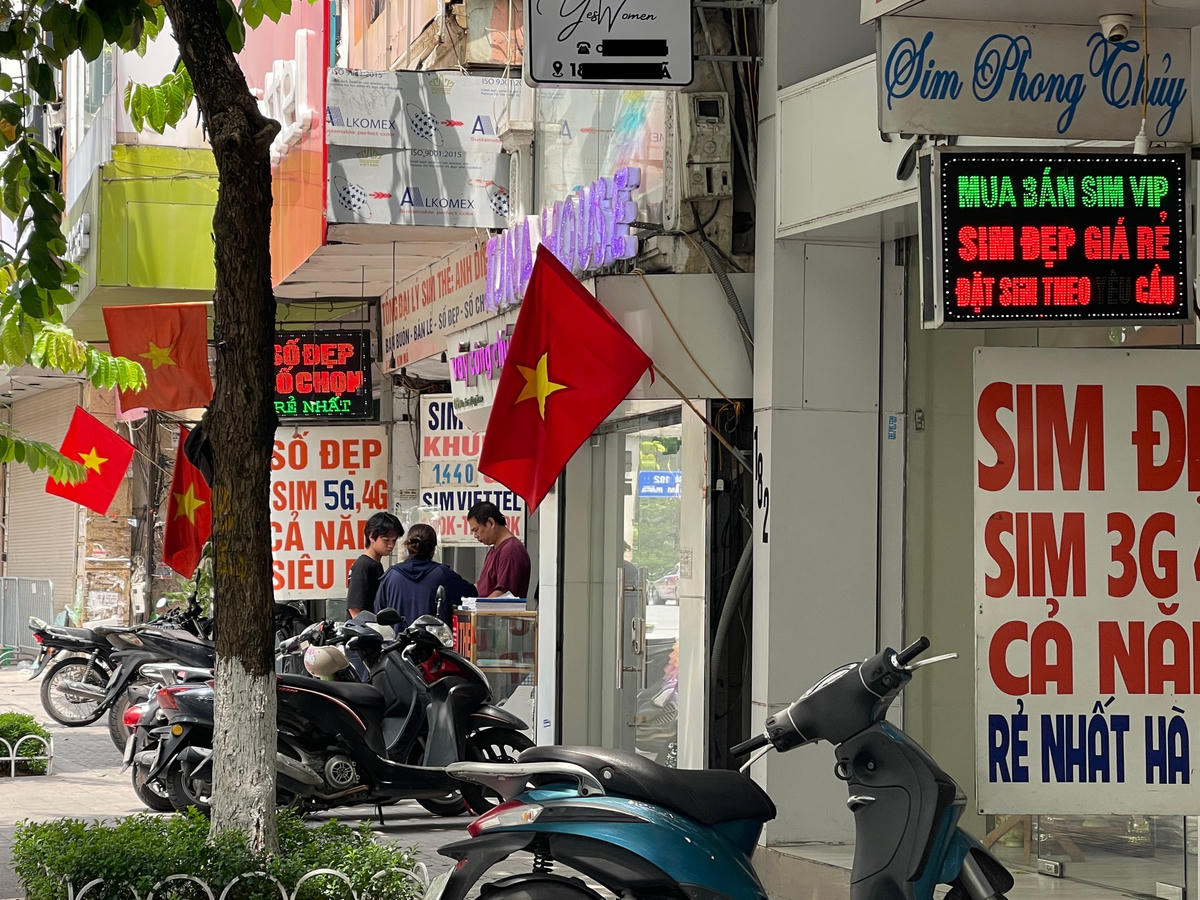 Việc mua sim rác vẫn còn rất dễ dàng tại các cửa hàng, đại lý, thậm chí cả trên mạng xã hội. Ảnh: H.C.