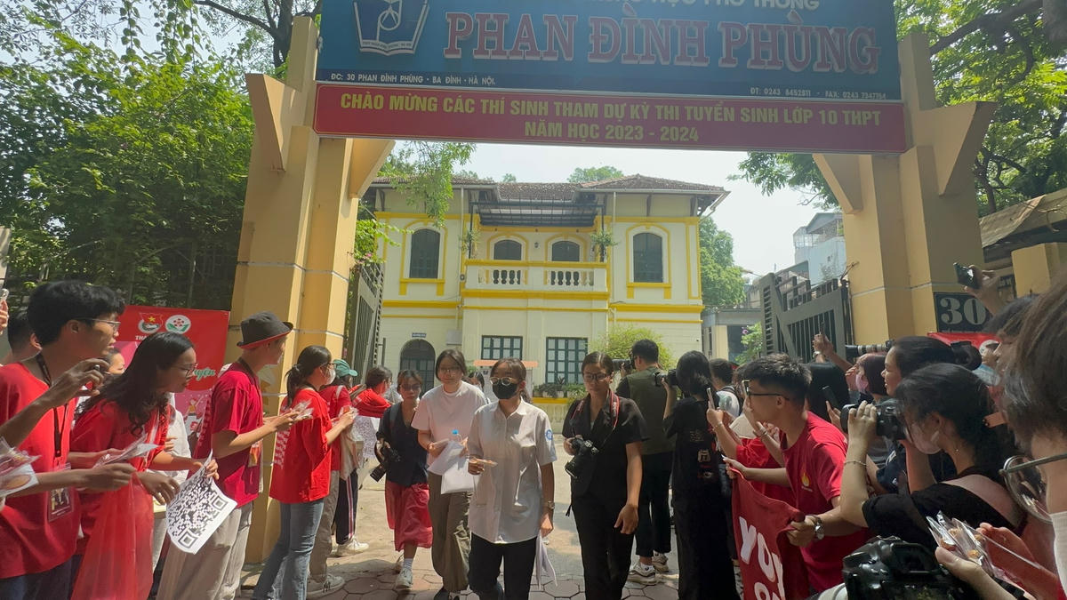Thí sinh hoàn thành môn Ngoại ngữ chiều 10/6