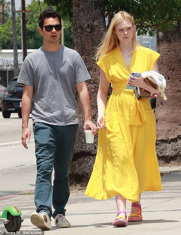 Elle Fanning và Max Minghella bị bắt gặp dạo phố cùng nhau. Ảnh: Team USUK.