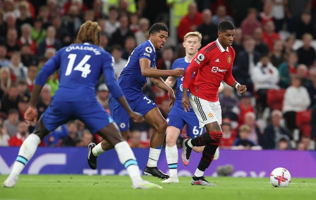 Các cầu thủ Chelsea đuổi theo Rashford (Ảnh: GI).