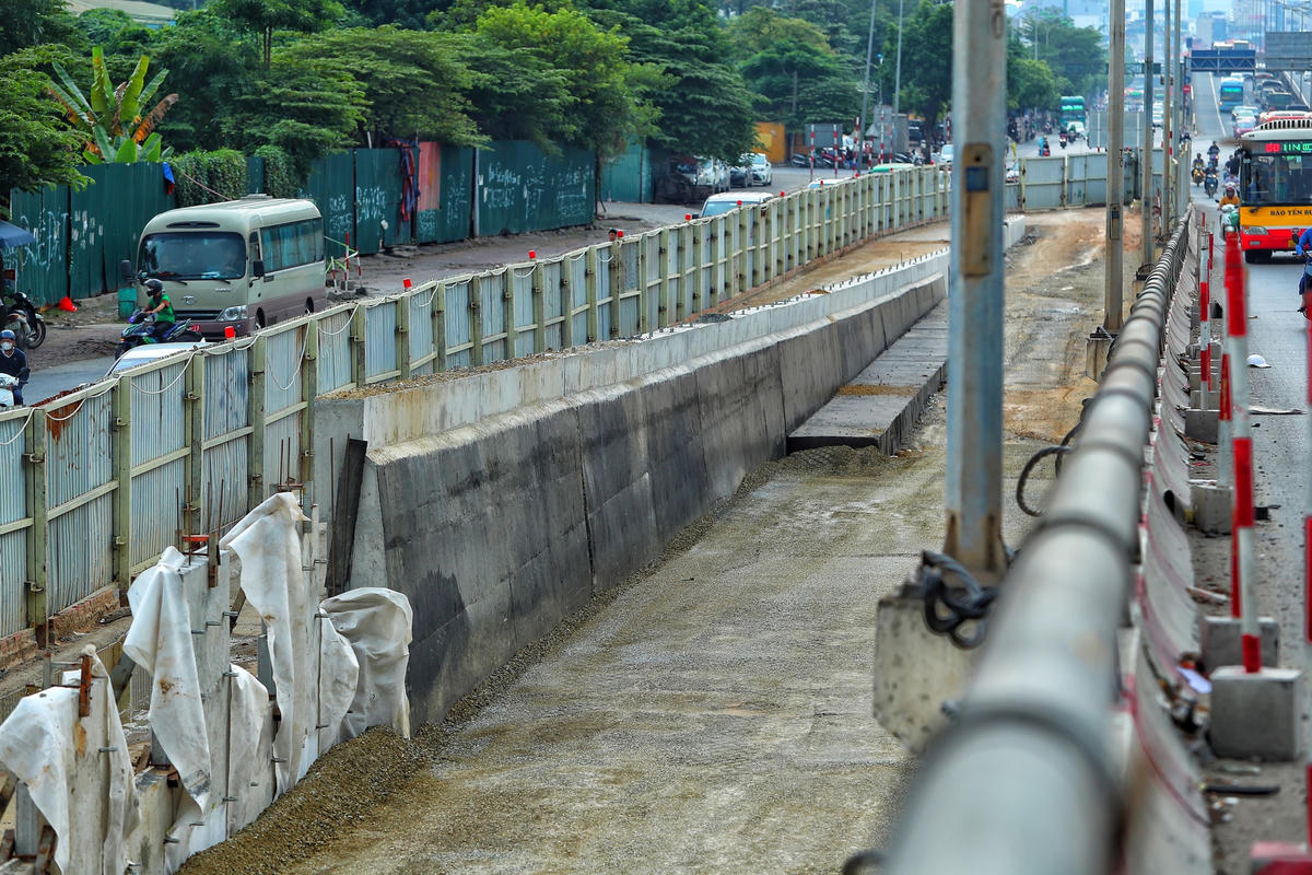 "Ban QLDA Thăng Long đang chỉ đạo, tư vấn nhà thầu tập trung triển khai thi công đồng bộ các hạng mục công việc, đặc biệt tiến độ công tác đắp đường đầu cầu, đảm bảo đưa dự án về đích vào tháng 3/2024 theo đúng thời gian yêu cầu của hợp đồng", đại diện ban QLDA chia sẻ.