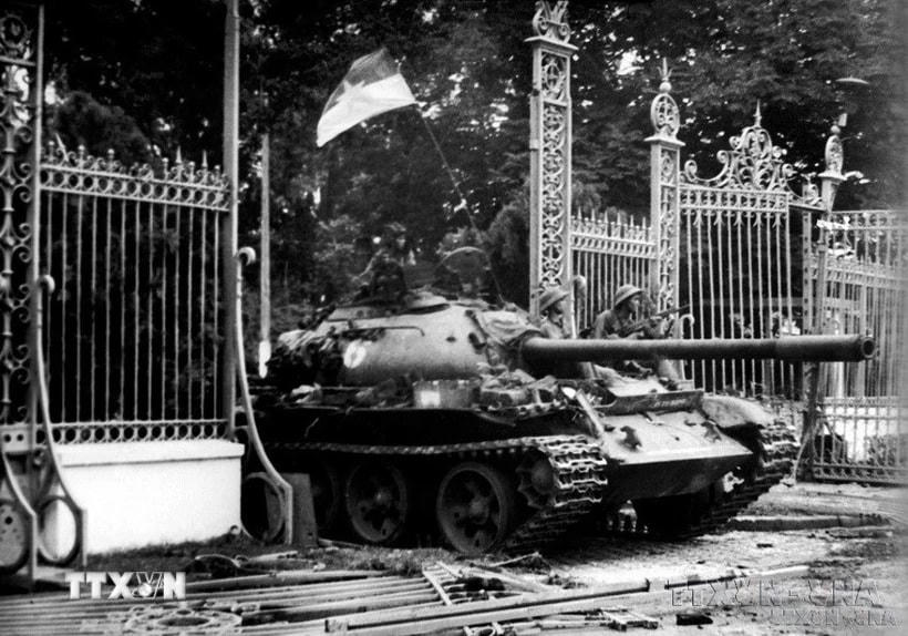 11h30 phút ngày 30/4/1975, xe tăng quân Giải phóng băng qua cánh cổng sắt, đánh chiếm Phủ Tổng thống ngụy Sài Gòn, sào huyệt cuối cùng của quân địch, kết thúc oanh liệt cuộc trường chinh 30 năm chống ngoại xâm của dân tộc. (Ảnh: Mai Hưởng/TTXVN)