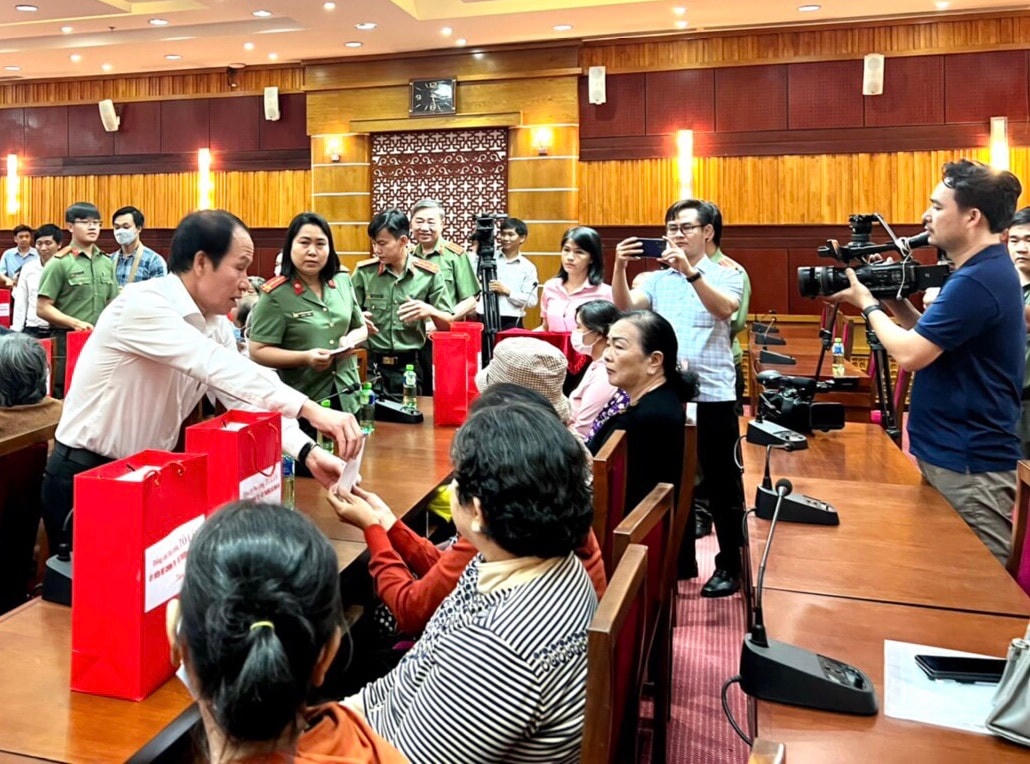 Phó Chủ tịch – Tổng Thư ký Lê Tiến Châu trao quà cho người nghèo tại Tây Ninh.
