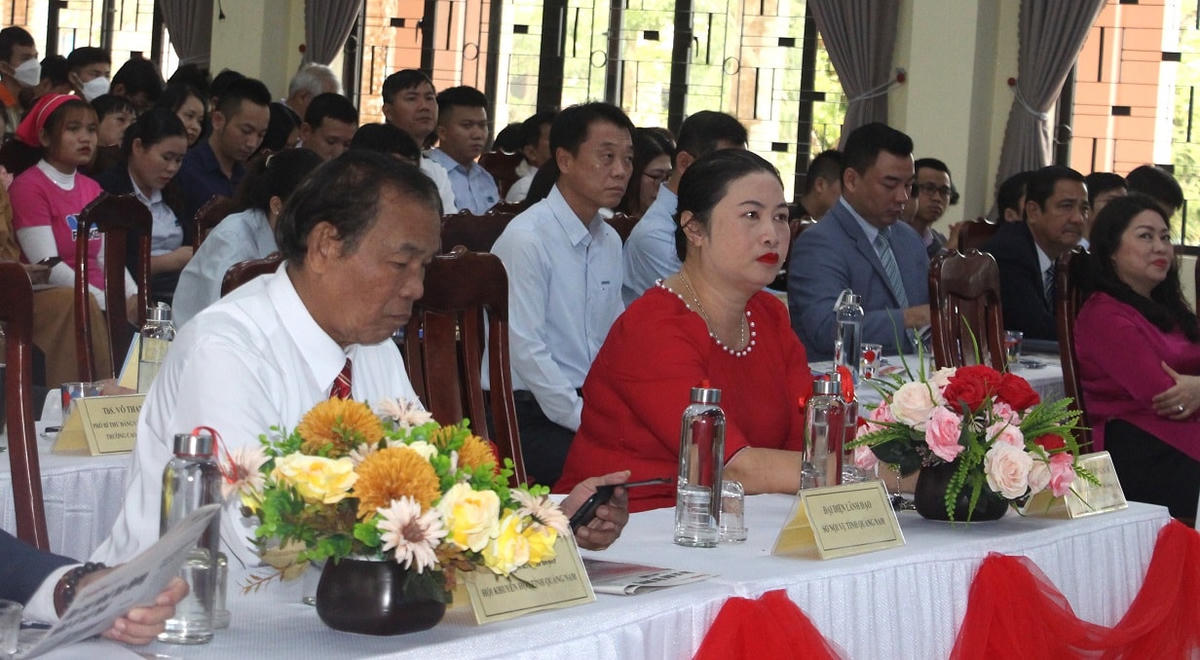 Các đại biểu tham dự buổi khai giảng năm học mới.