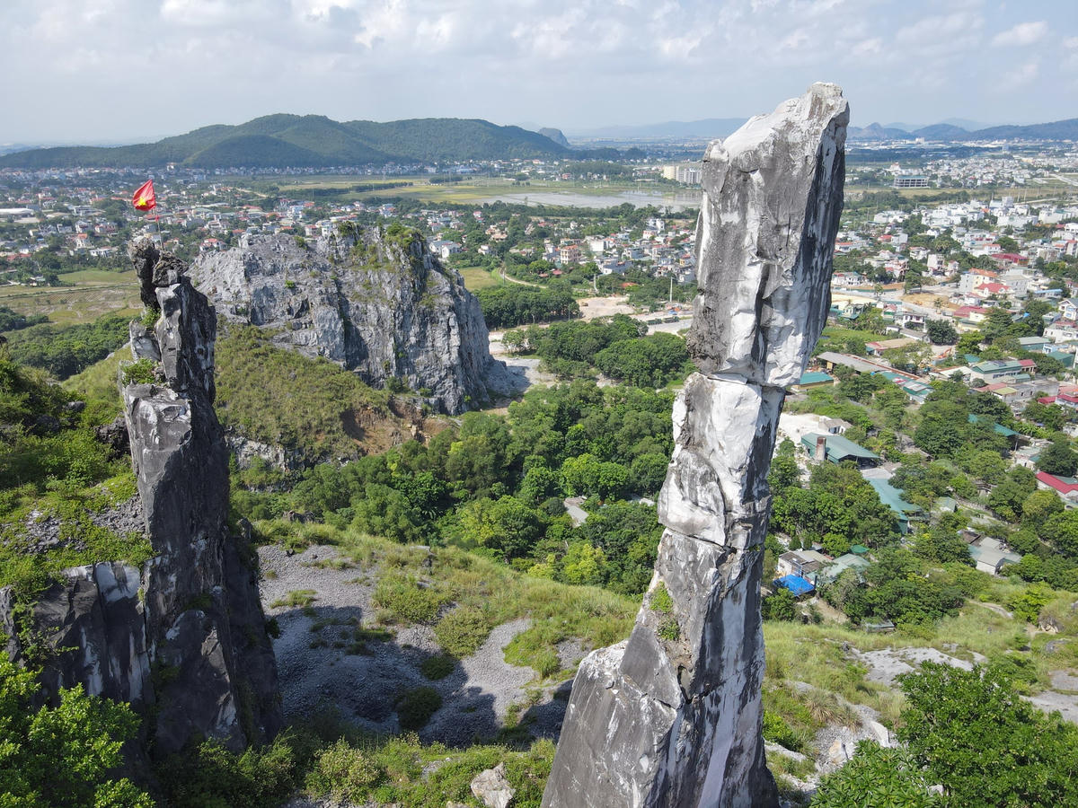 Theo ông Thành, hiện tại, Hòn Vọng Phu đang có độ nghiêng theo phương thẳng đứng từ 10 - 15 độ, và có nguy cơ tiếp tục bị sét đánh gây sụp đổ.