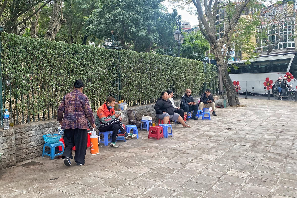 Quán trà đá của bà Cương trên đường Văn Miếu.