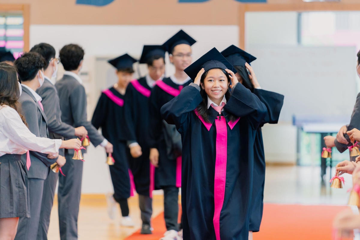Trâm Anh trong Lễ tốt nghiệp TH School năm học 2021 - 2022.