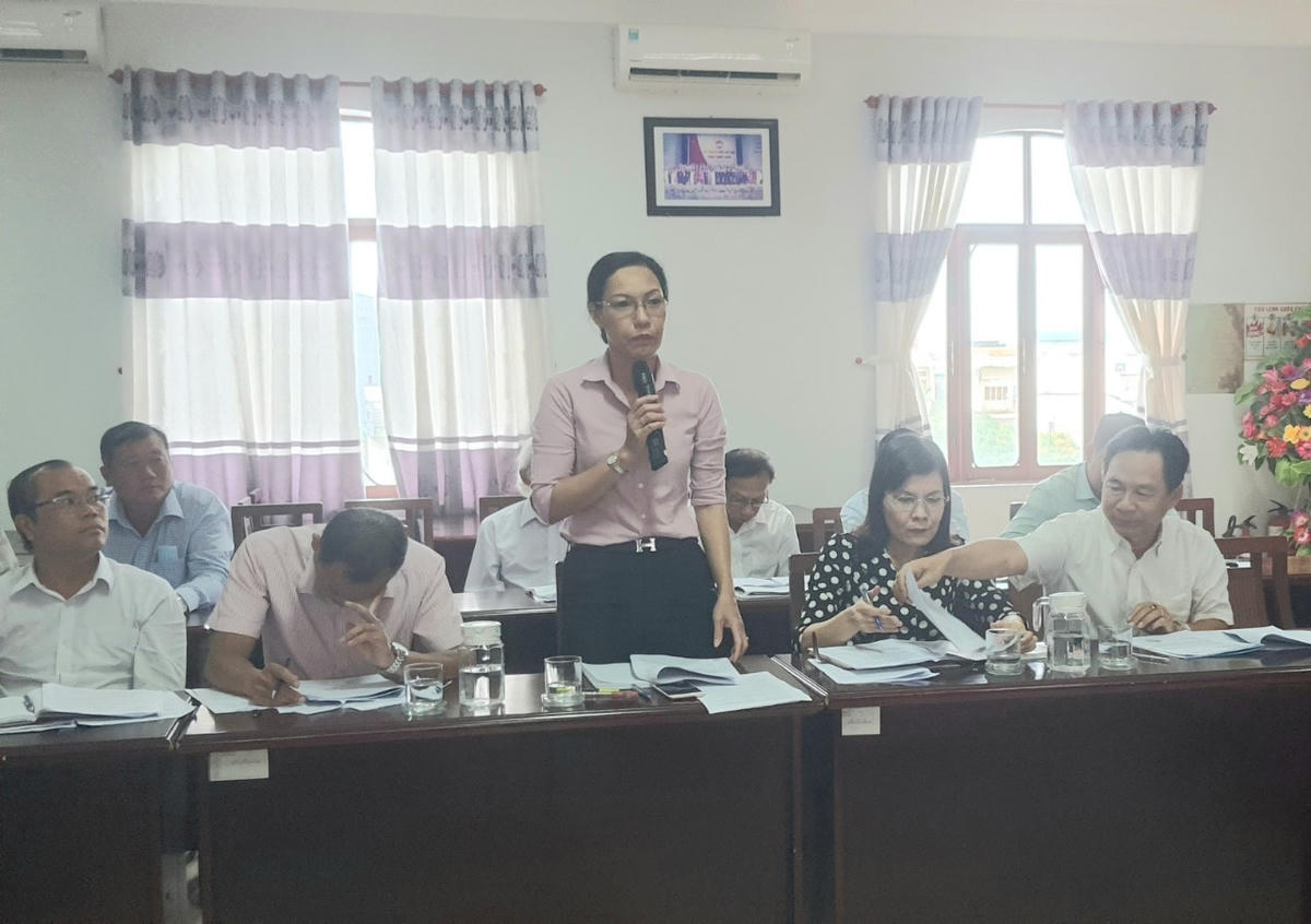 Nhiều ý băn khoăn cho rằng, hiện nay đời sống của nhiều người dân còn nhiều khó khăn nay lại đặt thêm nhiều khoản thu đối với các cấp học cần phải cân nhắc.