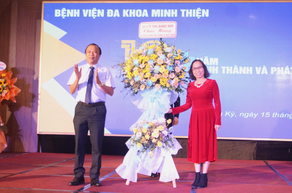 Lãnh đạo Sở Y tế Quảng Nam tặng lẵng hoa chúc mừng BVĐK Minh Thiện. 