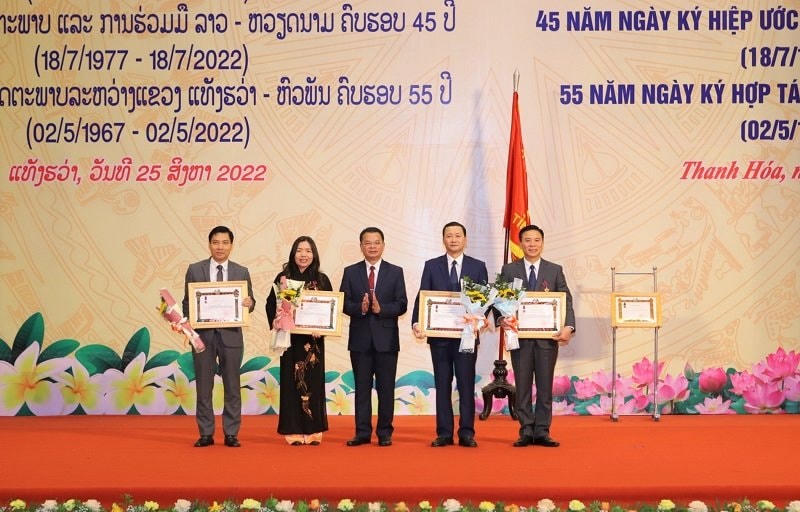 Ông Văn Xay Pheng Xum Ma, Bí thư Tỉnh ủy, Tỉnh trưởng tỉnh Hủa Phăn trao Huân chương Lao động hạng III cho các cá nhân và tập thể.