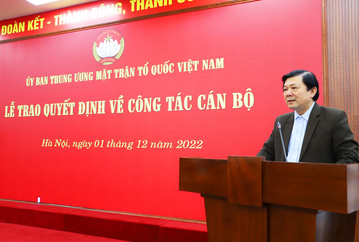 Phó Chủ tịch Nguyễn Hữu Dũng công bố Quyết định về việc nghỉ hưu đối với ông Ngô Sách Thực.