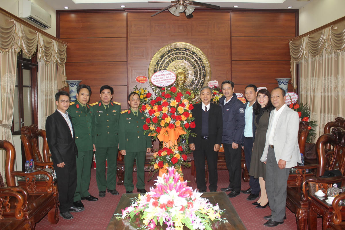Đoàn đại biểu Cơ quan UBTƯ MTTQ Việt Nam tặng hoa chúc mừng Sư đoàn 308.