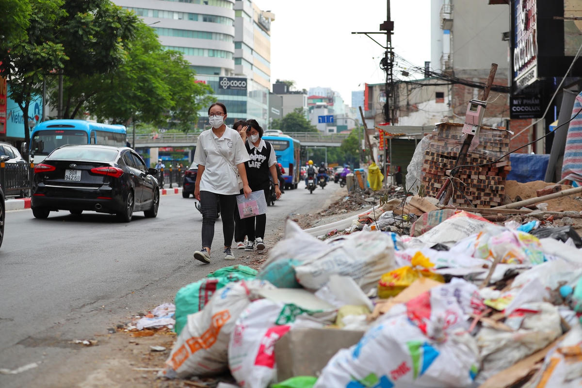 Do tuyến đường đang được giải phóng mặt bằng gạch đá nằm ngổn ngang, chất đống khiến người dân phải di chuyển xuống lòng đường, tiềm ẩn nhiều nguy cơ mất ATGT.