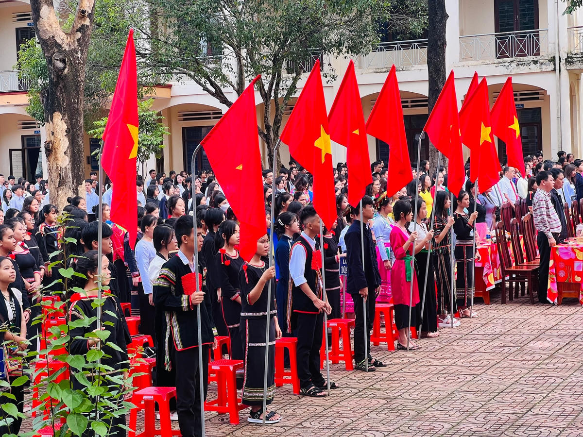 Các em học sinh đồng bào dân tộc thiểu số chỉnh tề trong trang phục truyền thống.