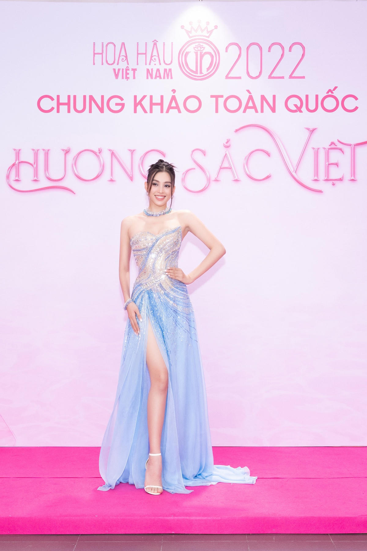 Hoa hậu Việt Nam 2018 Trần Tiểu Vy diện chiếc váy xanh màu pastel cut-out, chiếm trọn spotlight khi xuất hiện trên thảm đỏ đêm chung khảo. 