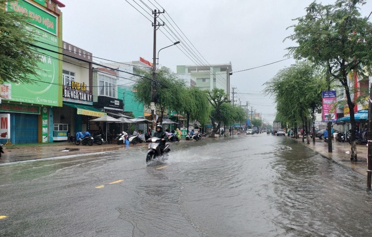 Một số tuyến đường ở TP Tam Kỳ ngập nước.