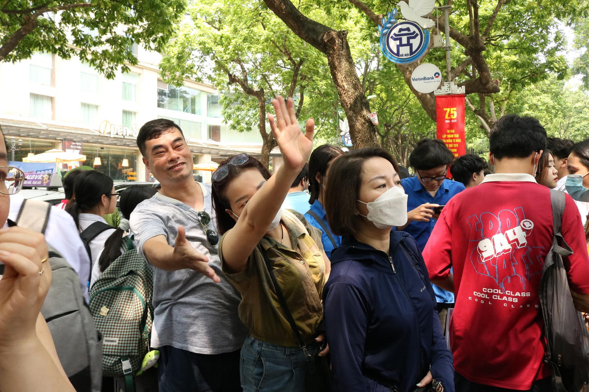 Kết thúc bài thi môn Toán vào 10, thí sinh, phụ huynh như 'trút được gánh nặng’