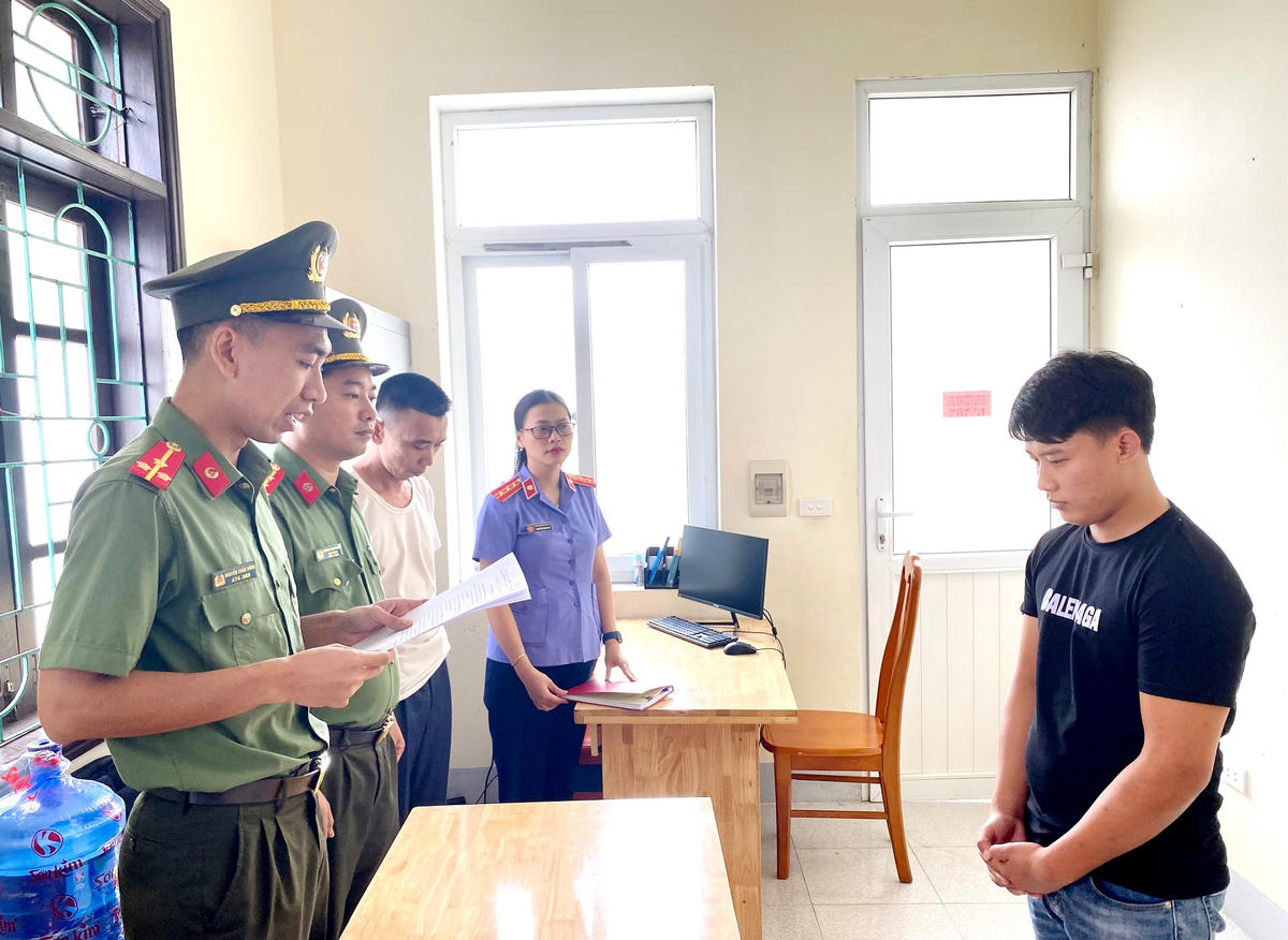 Công an tỉnh Hà Tĩnh đọc Quyết định khởi tố bị can đối với Đào Văn Hiểu.