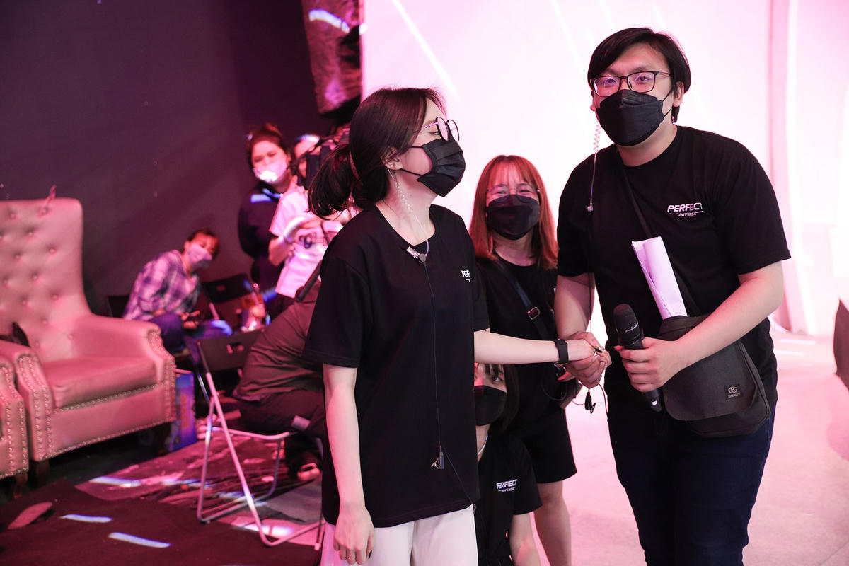 Hoàng Anh vô cùng bối rối khi biết mình là nữ chính. Ảnh: Perfect Universe.