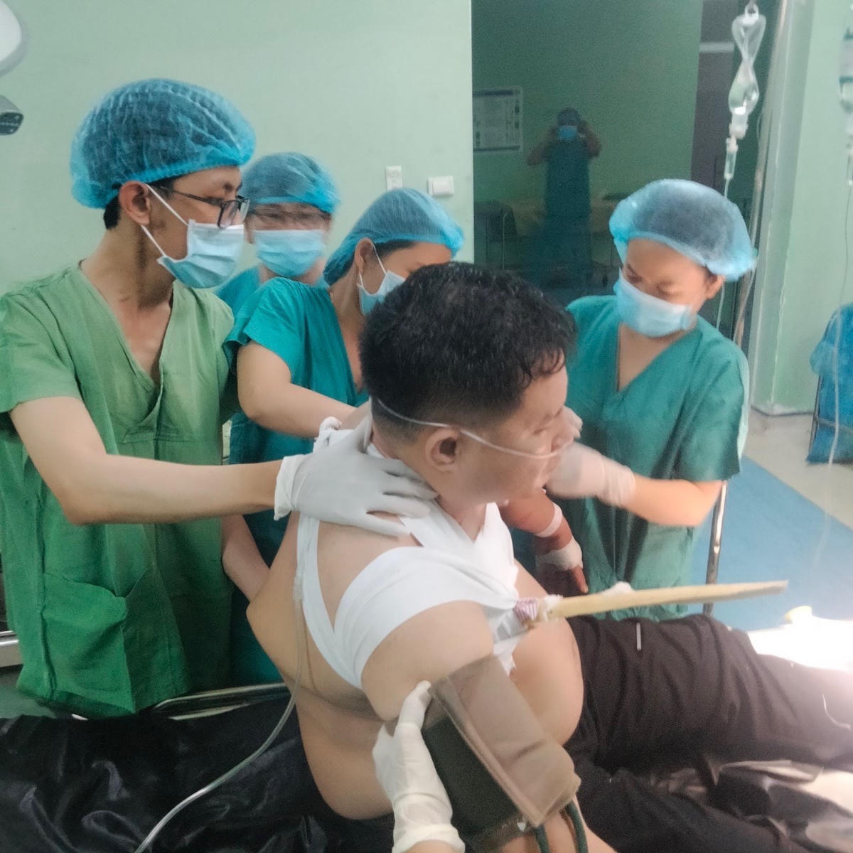 Các bác sĩ tiến hành phẫu thuật cho bệnh nhân S.
