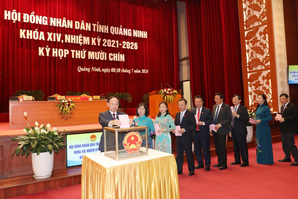 Đại biểu HĐND tỉnh Quảng Ninh bỏ phiếu bầu chức vụ Phó Trưởng Ban Pháp chế HĐND tỉnh khoá XIV, nhiệm kỳ 2021-2026. Ảnh: Đỗ Phương.