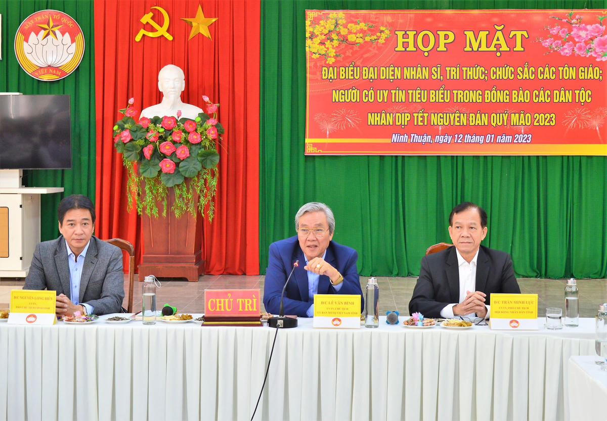Chủ trì hội nghị trì hội nghị.