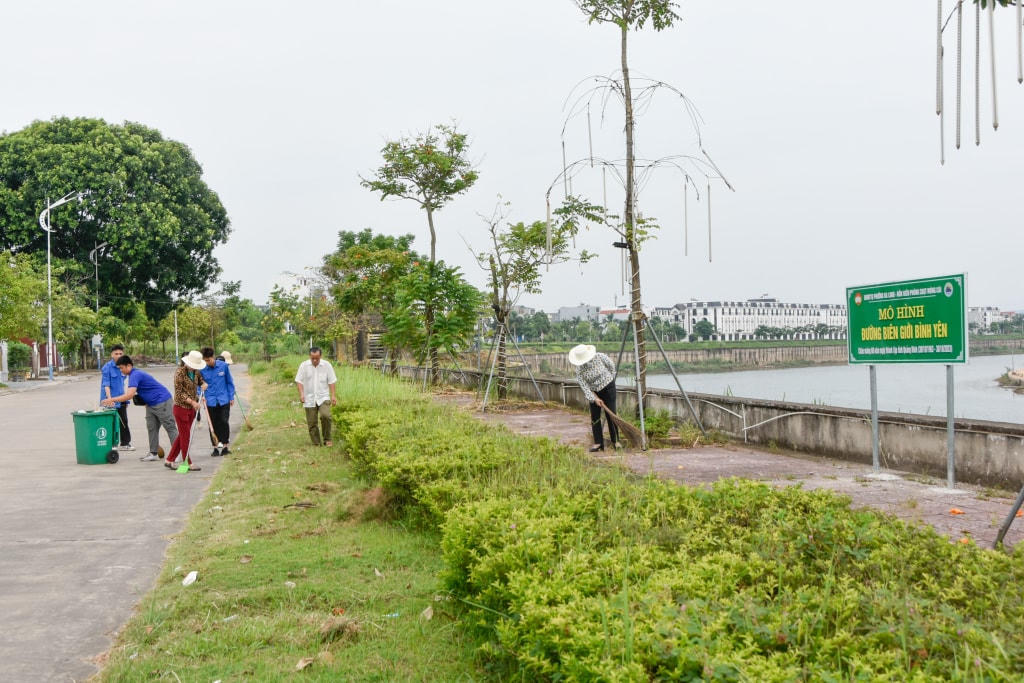 Cán bộ, nhân dân khu phố 3 (phường Ka Long, TP Móng Cái) dọn vệ sinh môi trường khu vực mô hình "Đường biên giới bình yên" do Ủy ban MTTQ phường Ka Long triển khai thực hiện.
