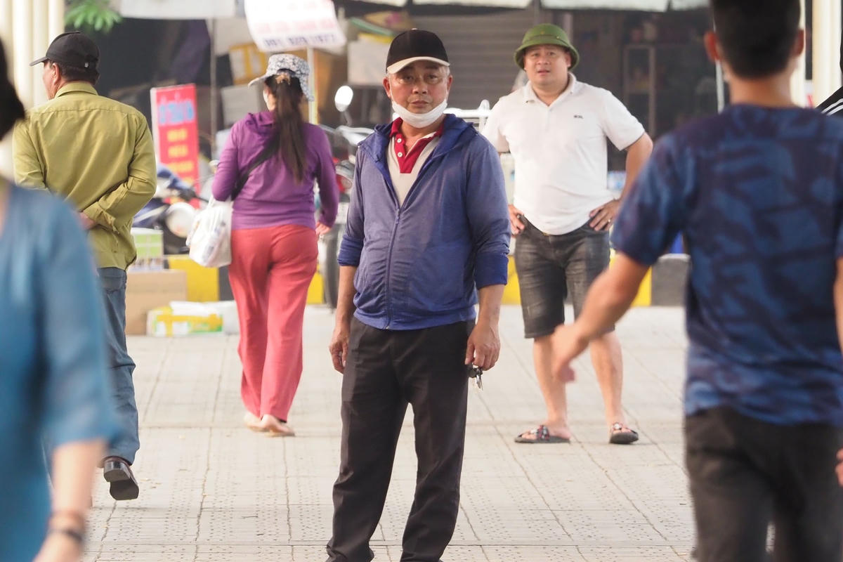 "Hôm nay, ra bến tôi thấy một số người dân vẫn chưa thực hiện nghiêm túc việc phòng chống dịch. Tuy nhiên, đều bị các cán bộ của bến xe nhắc nhở, yêu cầu đeo khẩu trang để phòng chống dịch", anh Tuấn chia sẻ.