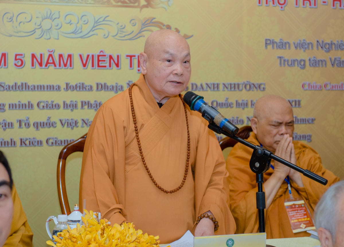 Hòa thượng Thích Thiện Nhơn - Chủ tịch HĐTS GHPGVN phát biểu chỉ đạo tại hội thảo.