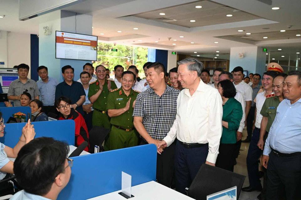 Tổng Bí thư Tô Lâm đến thăm, kiểm tra hoạt động tại Trung tâm phục vụ Hành chính công Hà Nội Chi nhánh số 1 tại đường Võ Chí Công. (Ảnh: Minh Sơn/Vietnam+)
