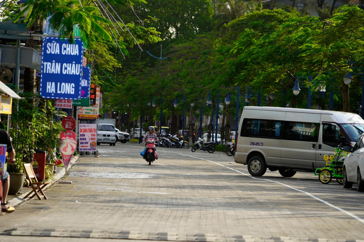 Đường phố trung tâm du lịch cũng vắng khách hơn cuối tuần bình thường.