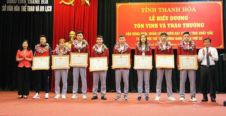 Bà Phạm Thị Thanh Thủy, Chủ tịch MTTQ tỉnh Thanh Hóa (ngoài cùng bên trái) chúc mừng các VĐV, HLV tỉnh nhà đã đạt được thành tích cao trong kỳ SEA Game vừa qua. Mạnh Cường BTH