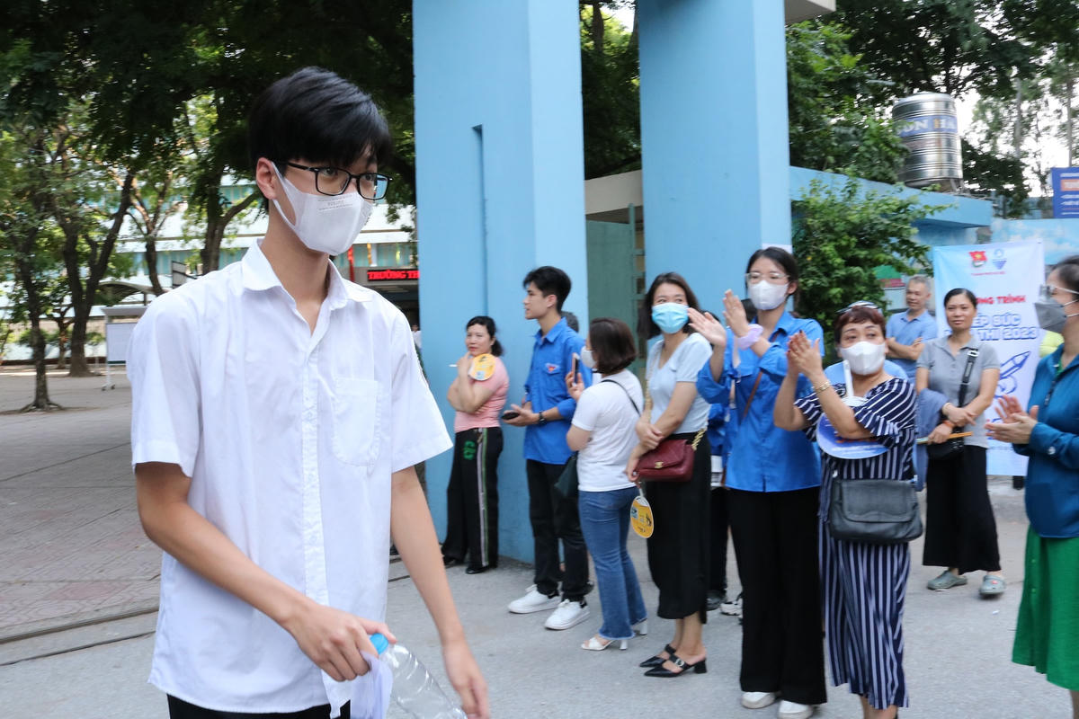 Là một trong số thí sinh ra khỏi điểm thi sớm nhất, em Hồ Thanh Bình, học sinh lớp 9B, Trường THCS Phúc Xá cho biết, đề thi môn Tiếng Anh khá dễ nên em làm dư thời gian 5-10 phút. “Với đề thi này, các bạn từ học lực trung bình cũng dễ dàng vượt qua nếu ôn tập theo hướng dẫn của thầy cô. Em làm được hết bài và dự kiến đạt khoảng trên 9 điểm”, Bình chia sẻ.