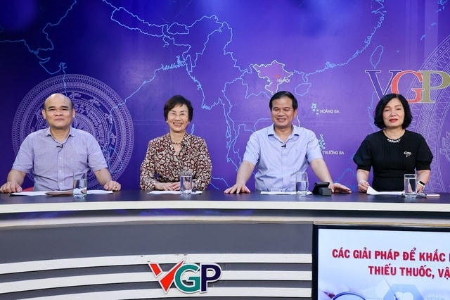 PGS.TS Bùi Thị An (người thứ 2 từ trái qua) tại một tọa đàm về giải pháp khắc phục tình trạng thiếu thuốc, vật tư y tế hồi tháng 8/2022.  