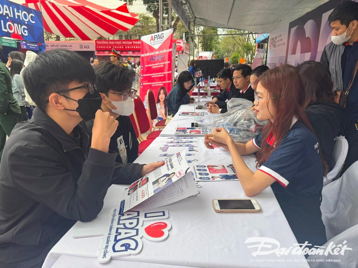 Thí sinh tìm hiểu thông tin tuyển sinh của trường đại học. Ảnh: Nguyễn Hoài.